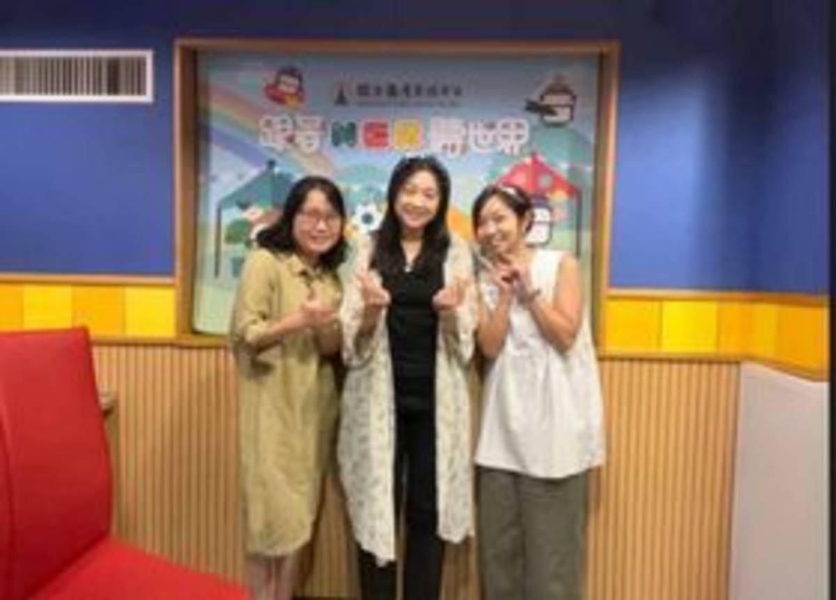 由左至右為主持人梅英、來賓張蘊心、主持人米果。