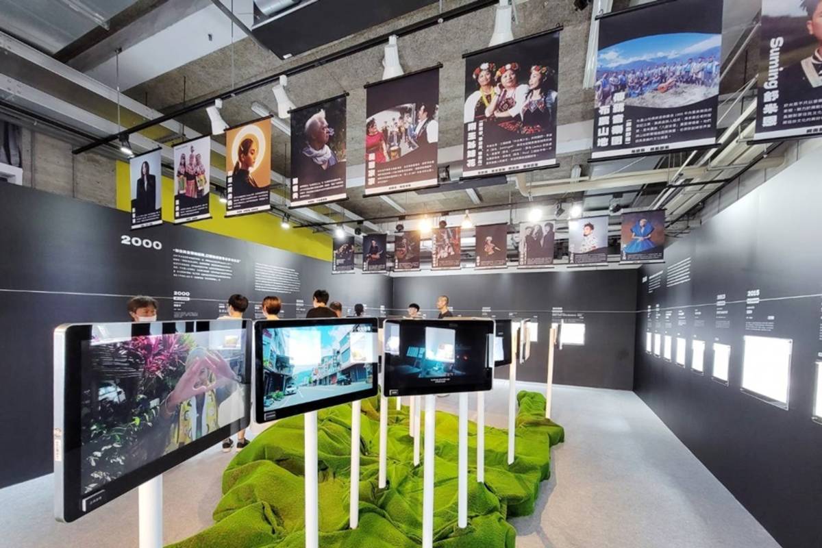 「原音聚會所」特展金曲聚落展區，呈現自1992年至今總計累積的46座金曲獎作品。