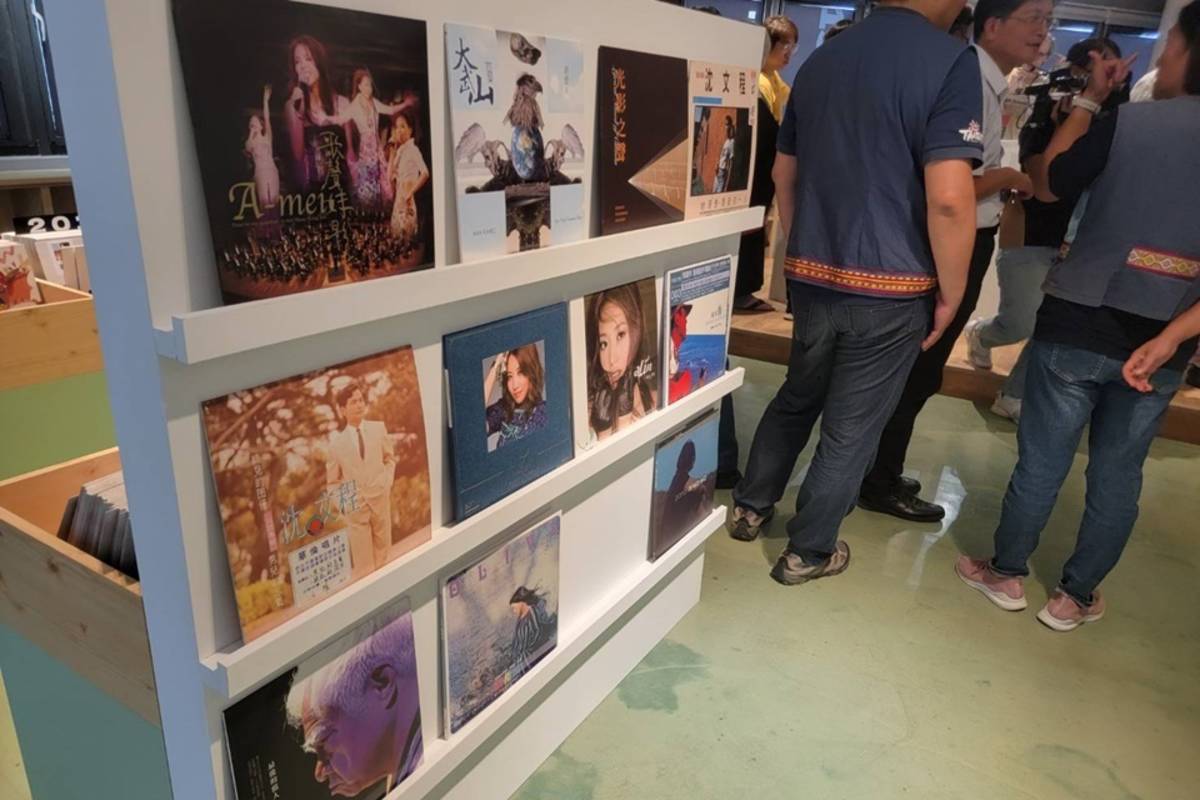 臺東縣政府舉辦「原音聚會所」特展，以臺東原住民音樂人為核心，呈現早期原住民歌手的黑膠作品。