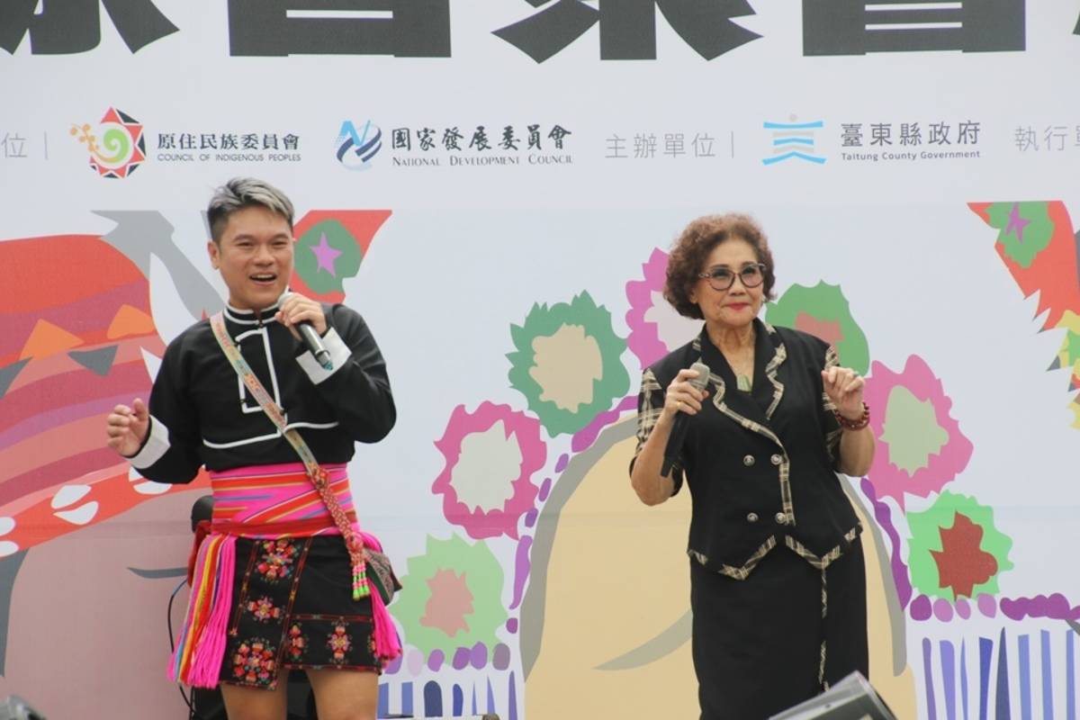 國寶級歌后盧靜子(右)、特展代言人Suming舒米恩(左)合唱阿美族經典歌曲，為特展活動揭開序幕。