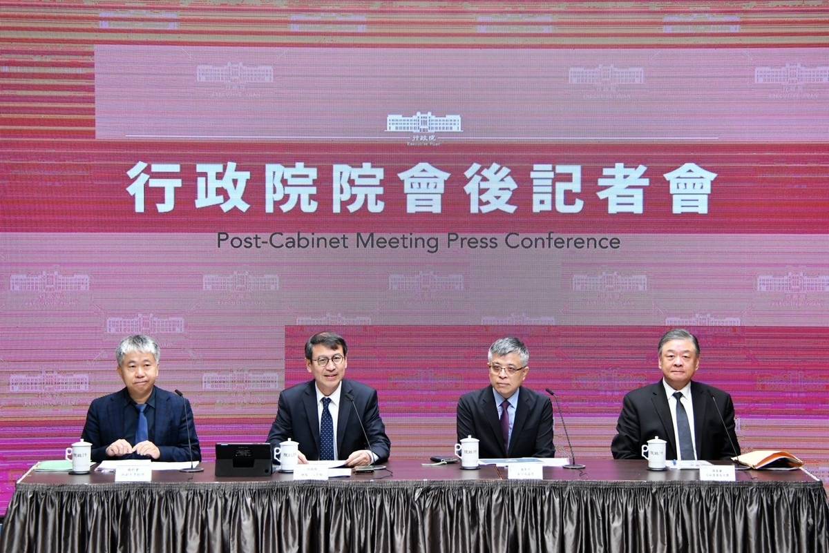 行政院院會通過教育部提出的「促進國際生來臺及留臺實施計畫」，會後舉行記者會說明。(行政院提供)