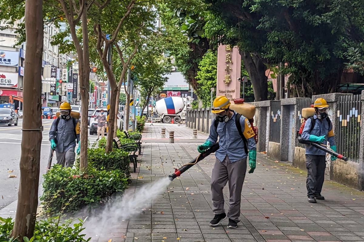 臺北市環保局協助學校進行校園周邊噴消工作，防堵登革熱進入校園