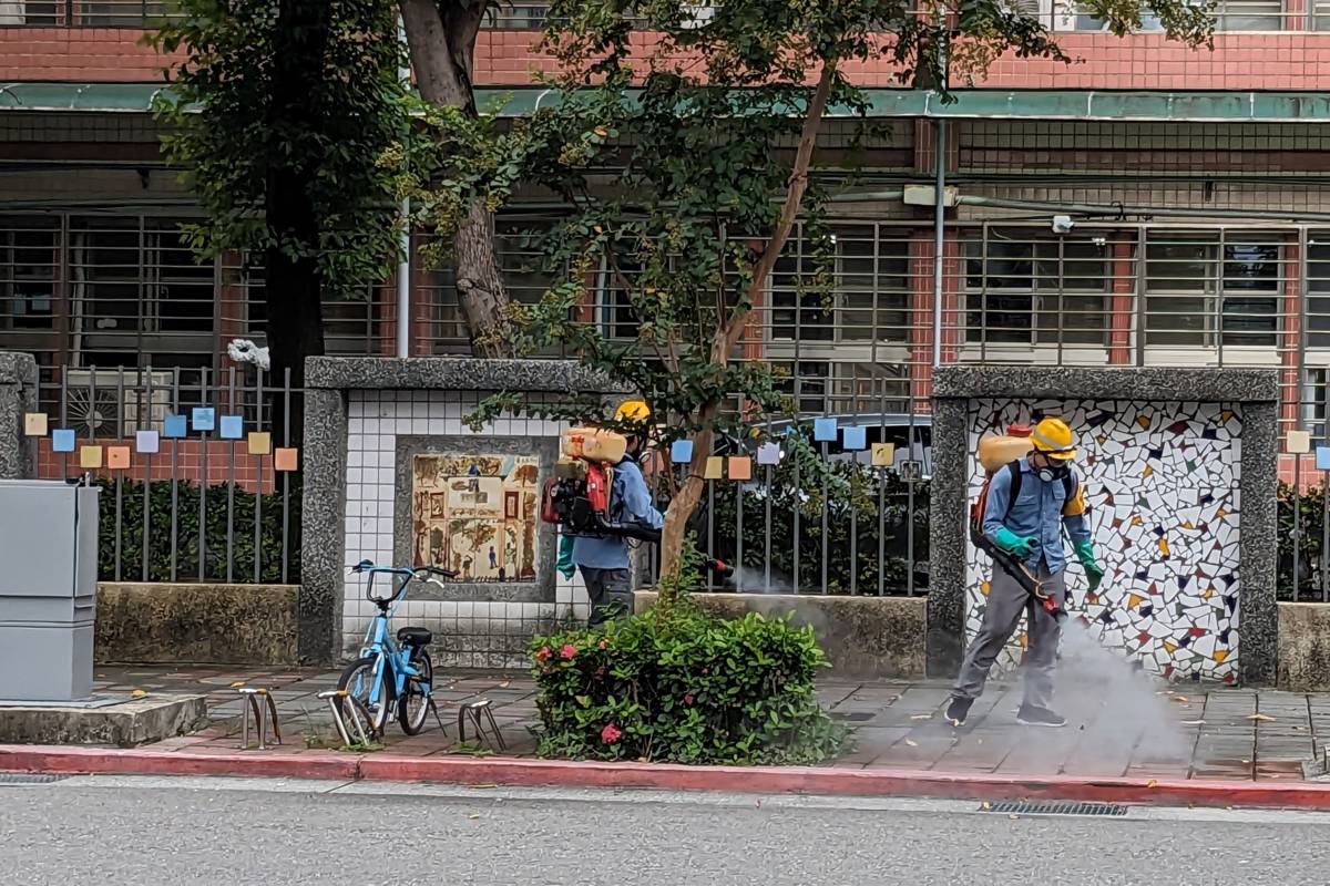 環保局針對學校周邊人行道、側溝和花叢等進行噴消工作，避免孳生病媒蚊