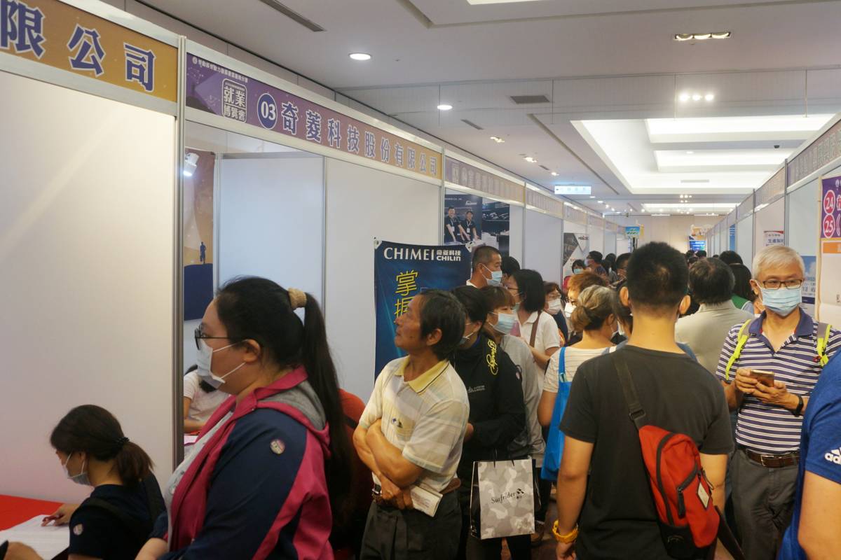 勞動部周六將在新光三越台南新天地舉辦就業博覽會，邀集57家廠商，釋出近3,000個工作機會，歡迎想求職或轉業民眾參加。