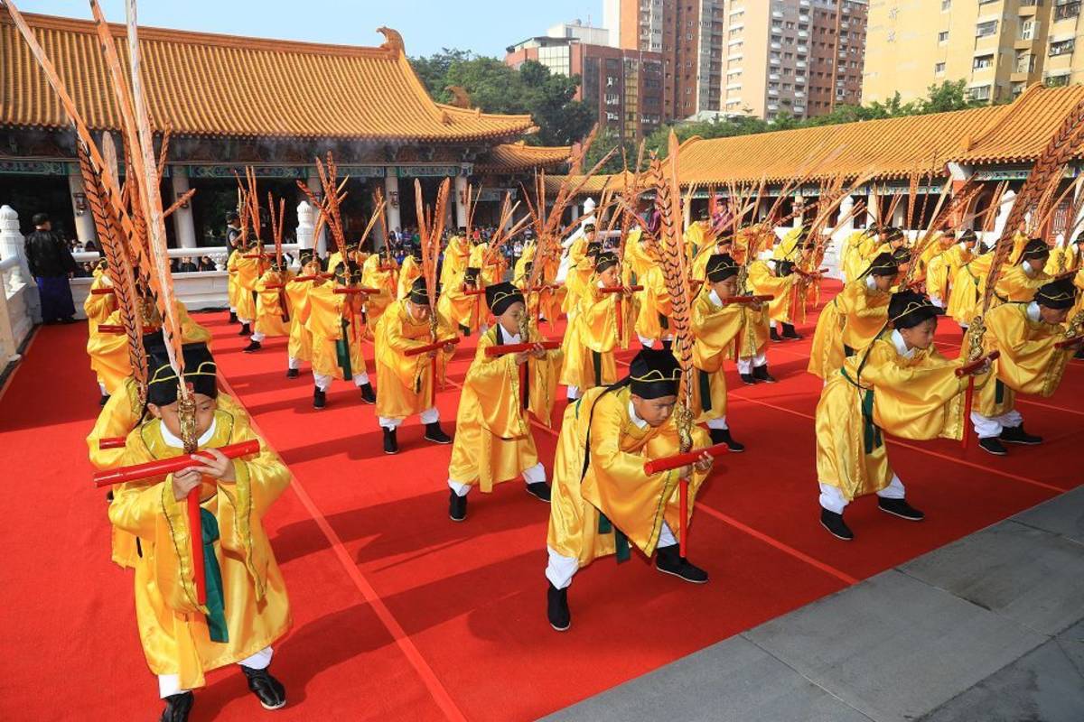 力行國小學童展現動靜有節，整齊典雅的八佾舞(圖:中市府提供）