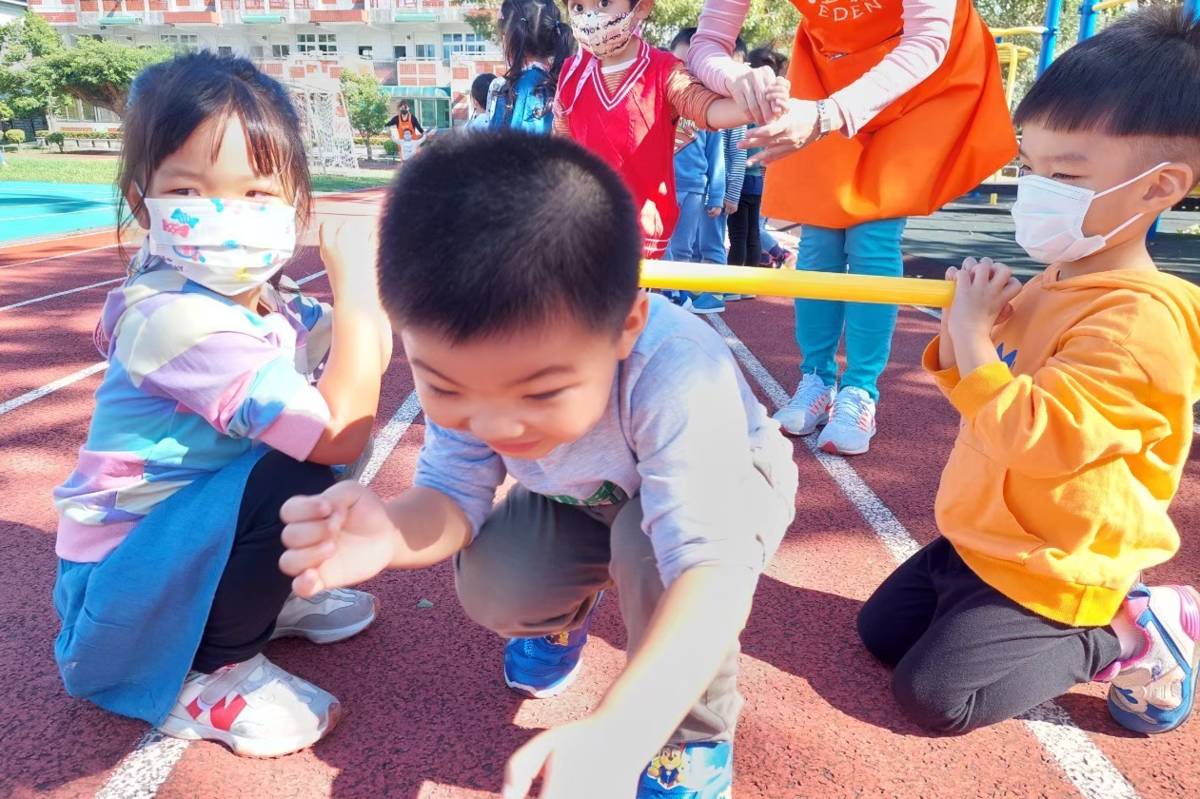 幼兒一起參與大肌肉活動，並藉由團體活動體認遵守遊戲規則的重要性及瞭解互助合作的意義（苗栗縣五穀非營利幼兒園提供）