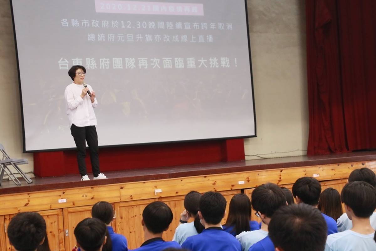 臺東縣長饒慶鈴今(13)日走進縣內高中職校開講，勉勵學生在遇到困境或挑戰時，要尋求突破及解決方案。