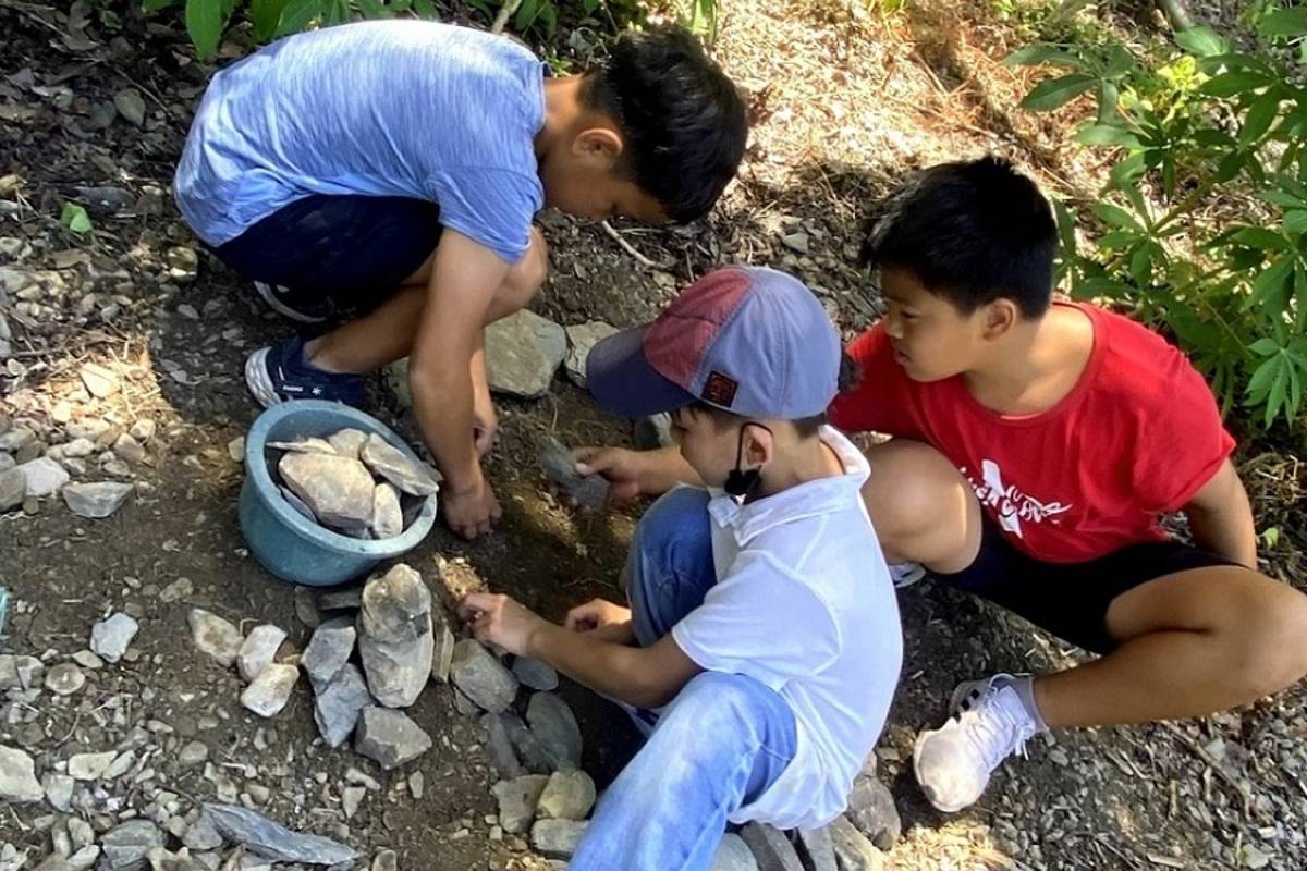 臺東縣介達國小學生學習以石頭排列組合堆砌石牆