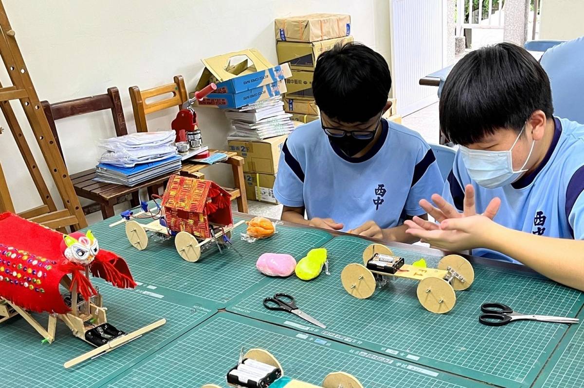 臺南市西港國中學生融合藝陣與科技跨界打造科技仿生獸