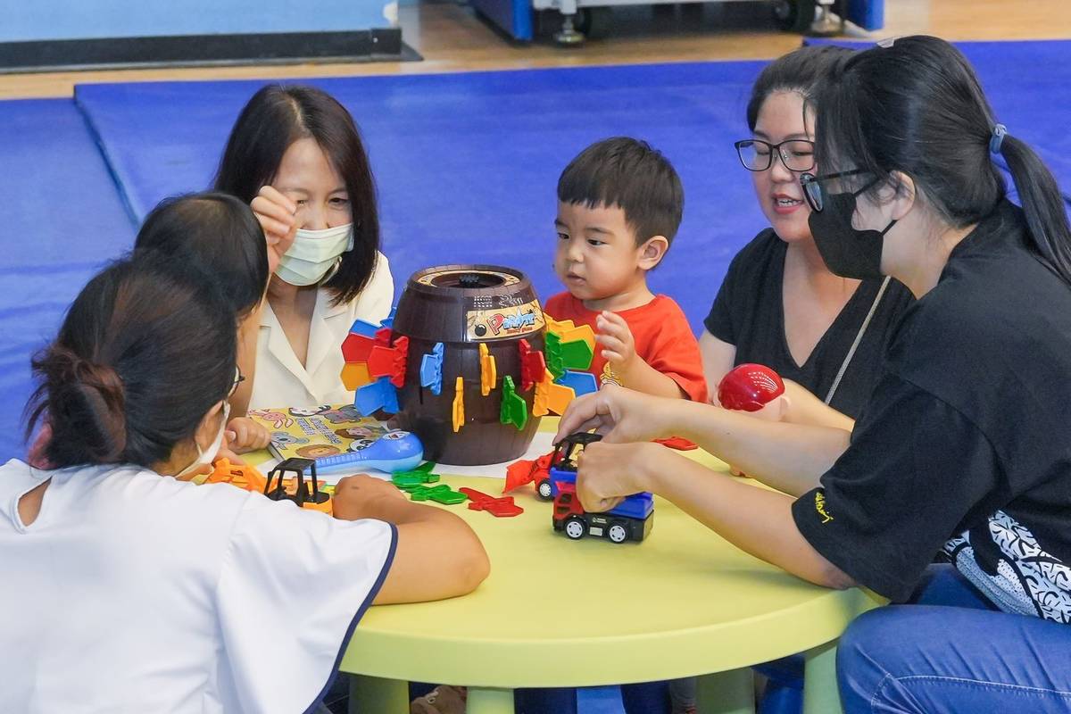 體育局貼心設置臨時托育區，聘請專業保母協助照顧小孩，讓家長能夠放心運動