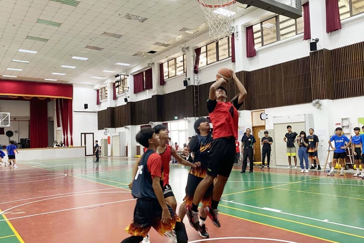 臺東家扶中心山角青少年據點舉辦3對3籃球賽，讓縱谷線青年學子以球會友，促進運動精神，以及團隊協作的能力。