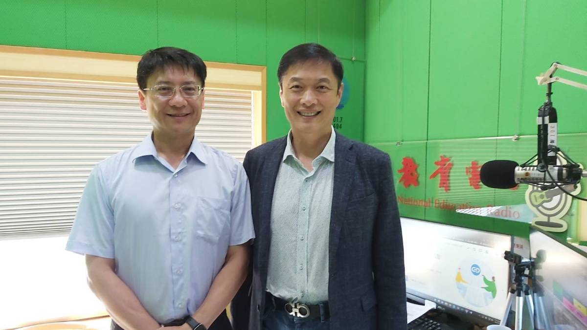國立臺北科技大學簡良翰教授(左)與節目主持人李大華(右)