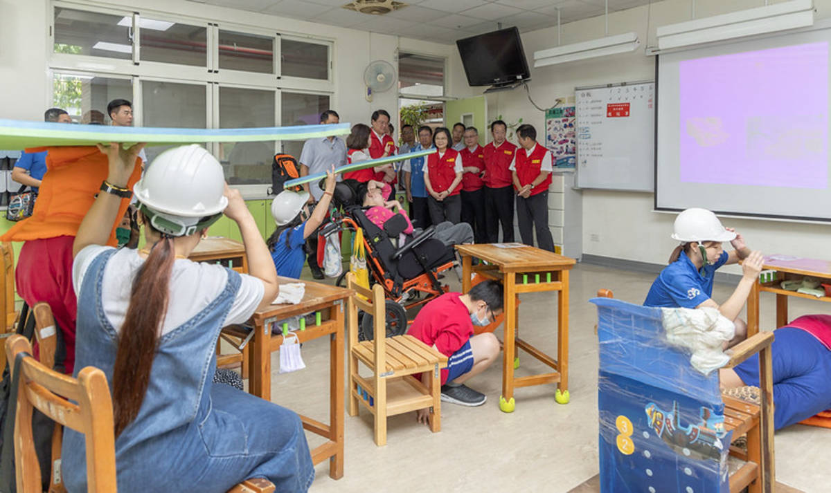 蔡英文總統前往國立新竹特殊教育學校，出席「112年國家防災日—各級學校及幼兒園地震避難掩護演練」。(總統府提供)