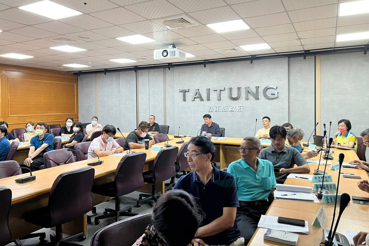 因應即將到來的中秋、雙十連假，臺東縣政府召開「病媒蚊傳染性疾病跨局處聯繫會議」，全力防堵登革熱疫情。