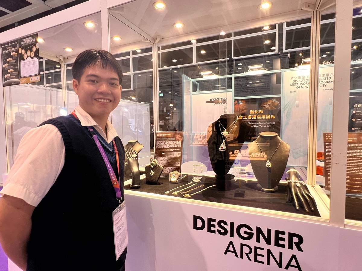 鶯歌工商美術工藝科三年級黃業源同學與作品合照
