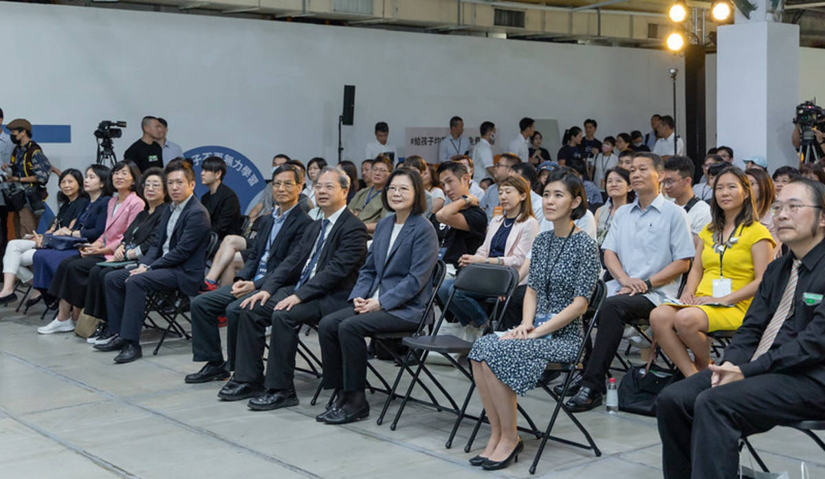 均一平台教育基金會今天(24)在華山文創園區舉辦「2030 AI教育年會論壇」