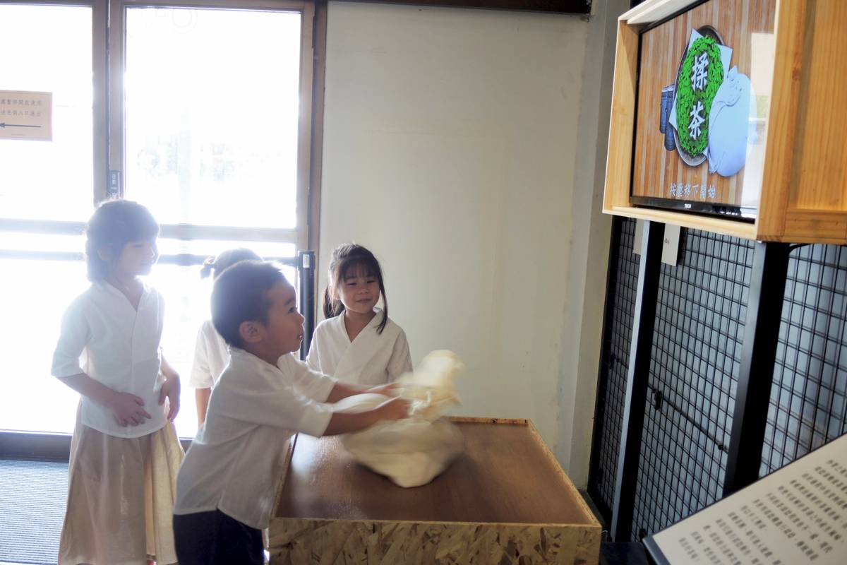 小朋友在新北市坪林茶業博物館「曉茶塾」展覽中透過數位科技體驗揉茶過程