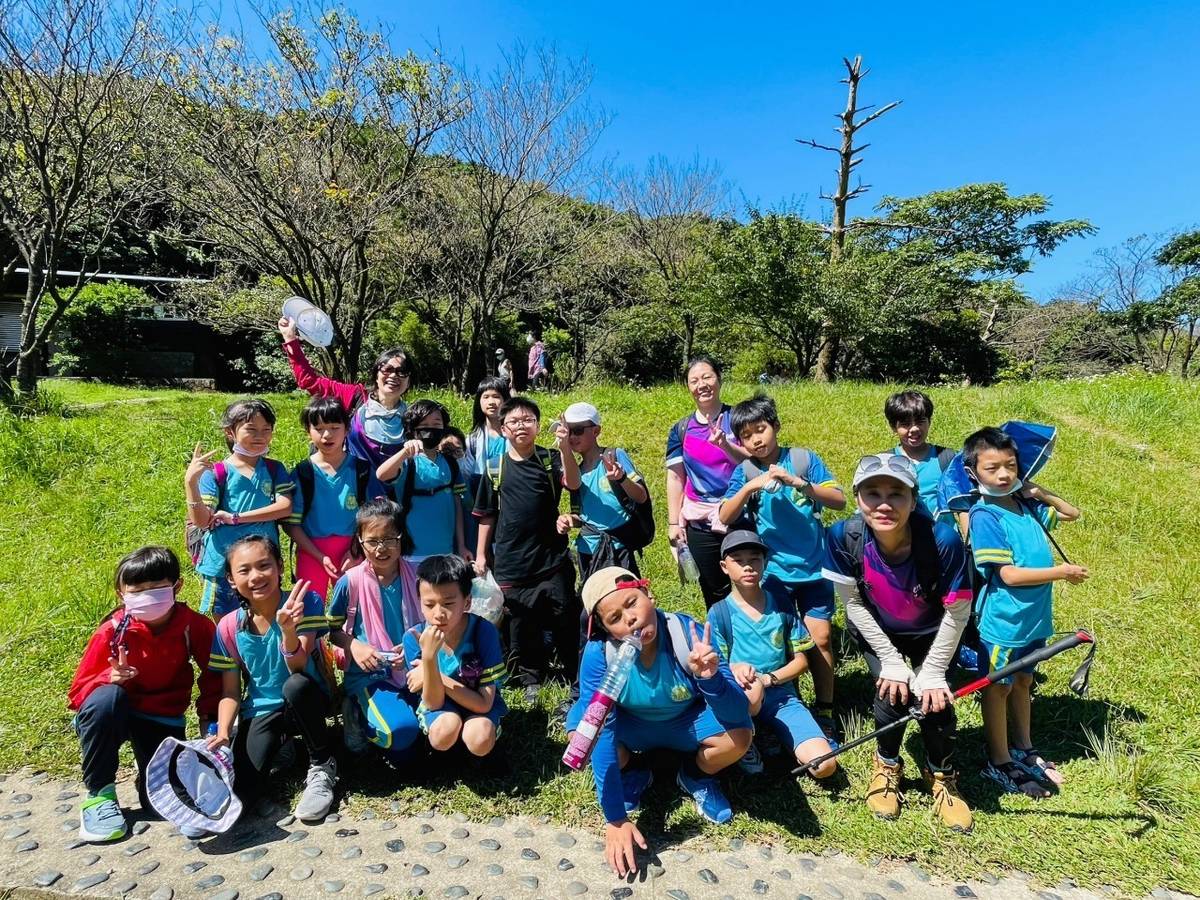 學生在二子坪公園享受徐徐涼風