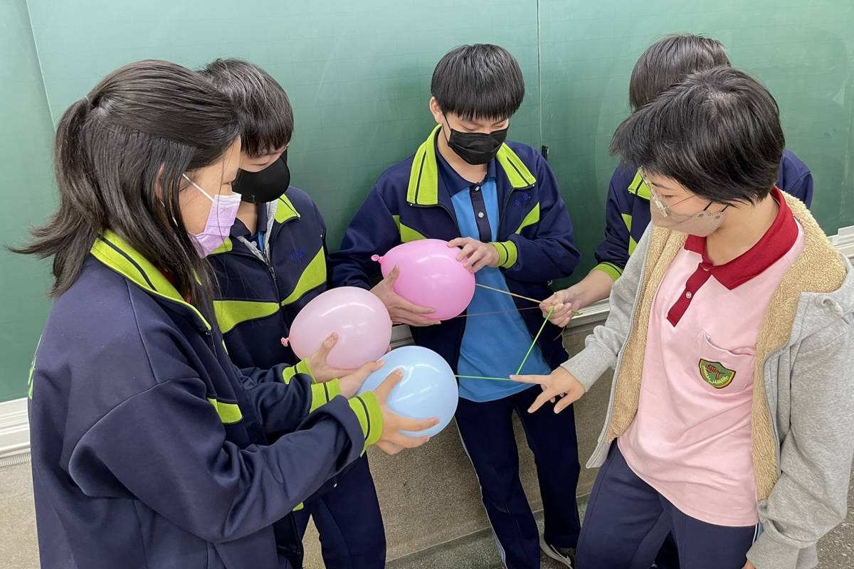 學生使用聲學教學包材料進行實驗