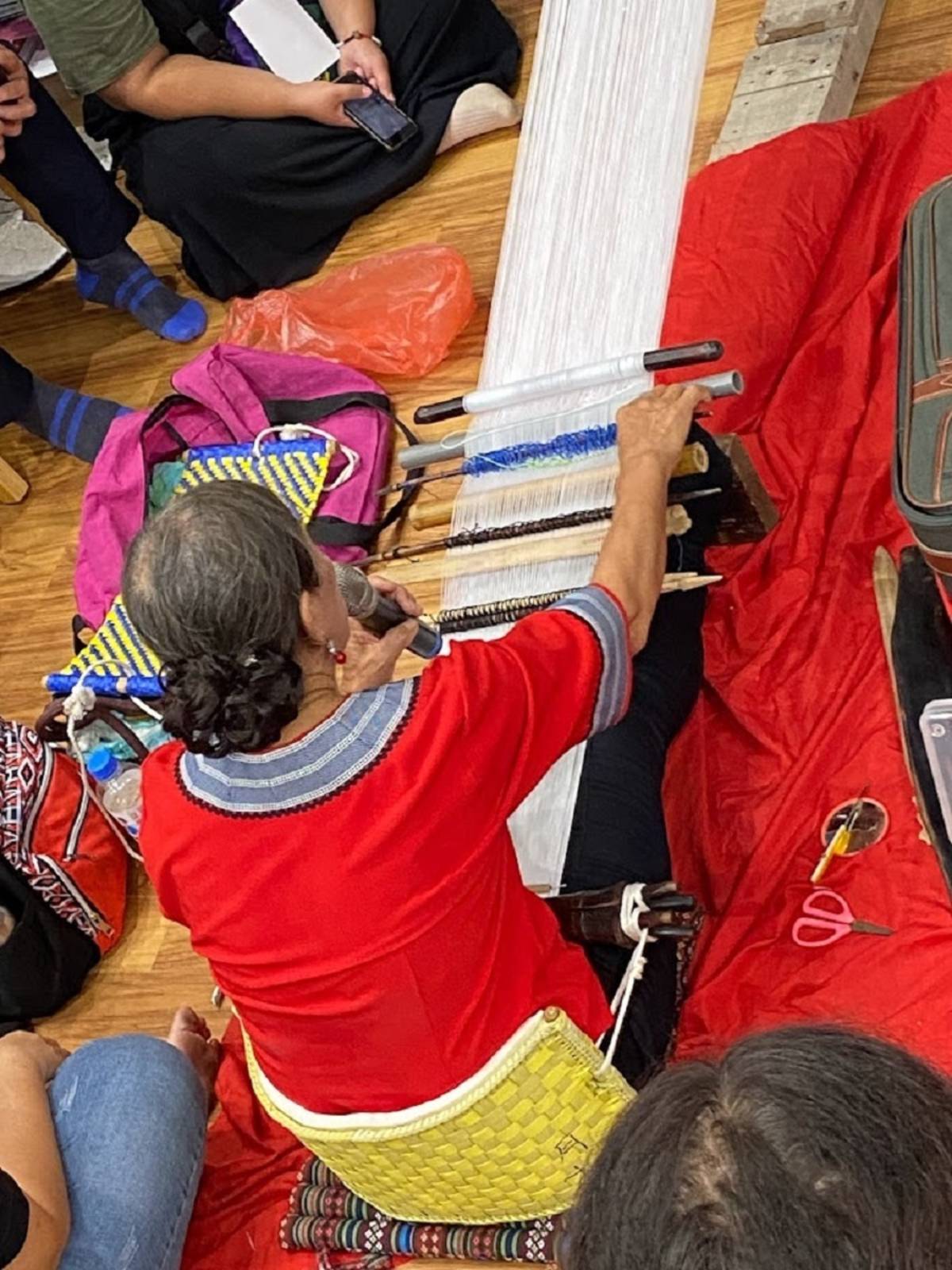 郭月桂老師現場示範達悟族傳統織布工序
