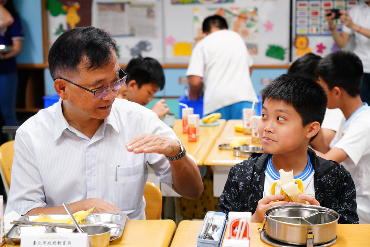 北市教育局長湯志民和學生一起享用學校午餐