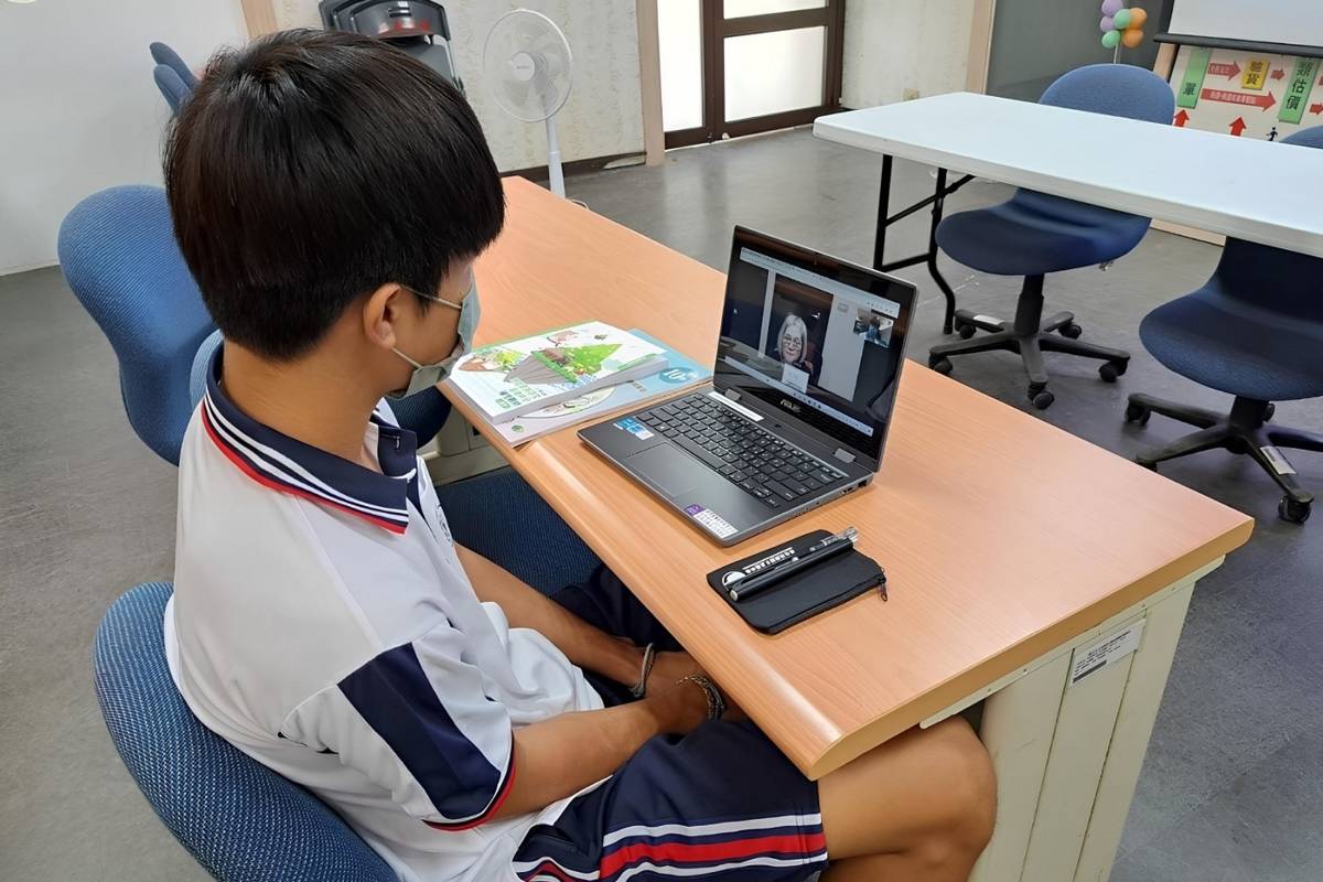 學生運用筆電與直播共學老師以遠距方式學習恆春阿美語