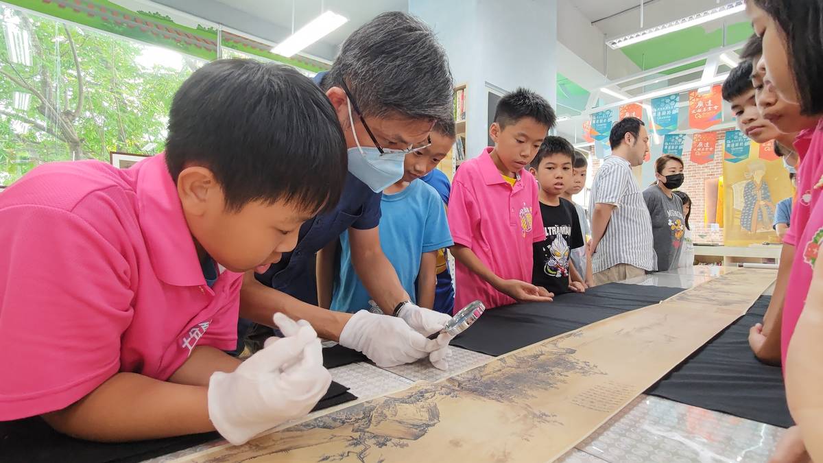 十分國小胡洵瑜導覽夏珪的〈溪山清遠卷〉觀賞細節