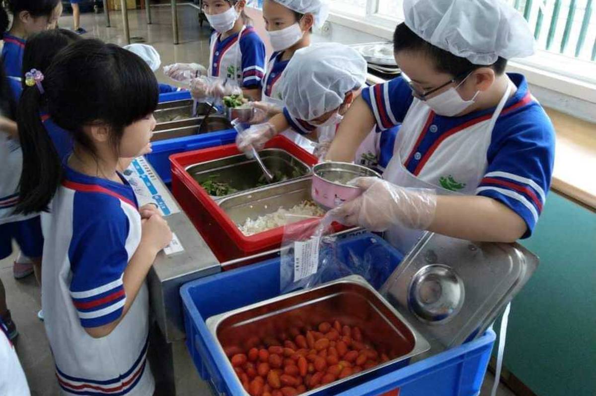 北市教育局113年2月起，除了原有每週有機三菜一米外，將再提供國小每月一次有機菇