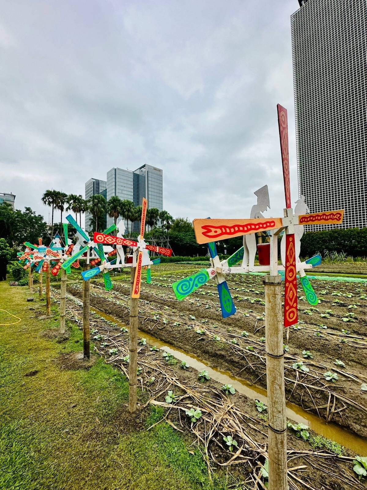 印尼藝術家阿楠·薩普托托《風吹著、鳥高飛、豐收的一天》以稻草人為概念發想