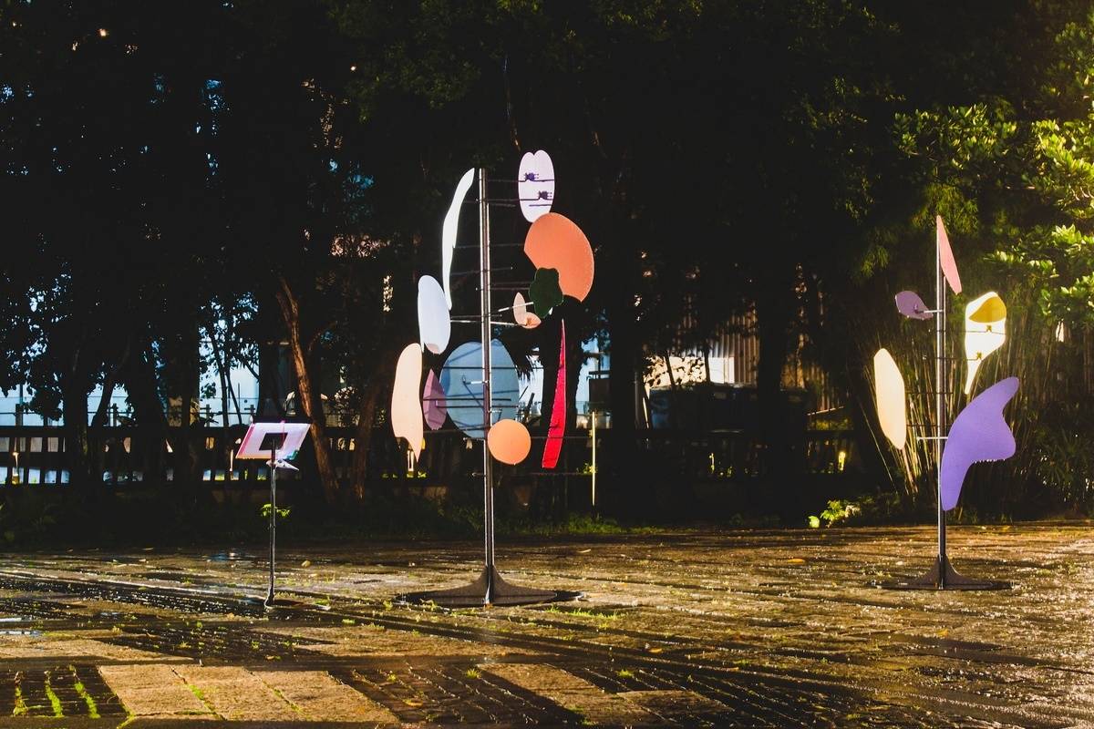 丁建中《葉拓》以菸葉為靈感，鏡面材質穿透場域歷史