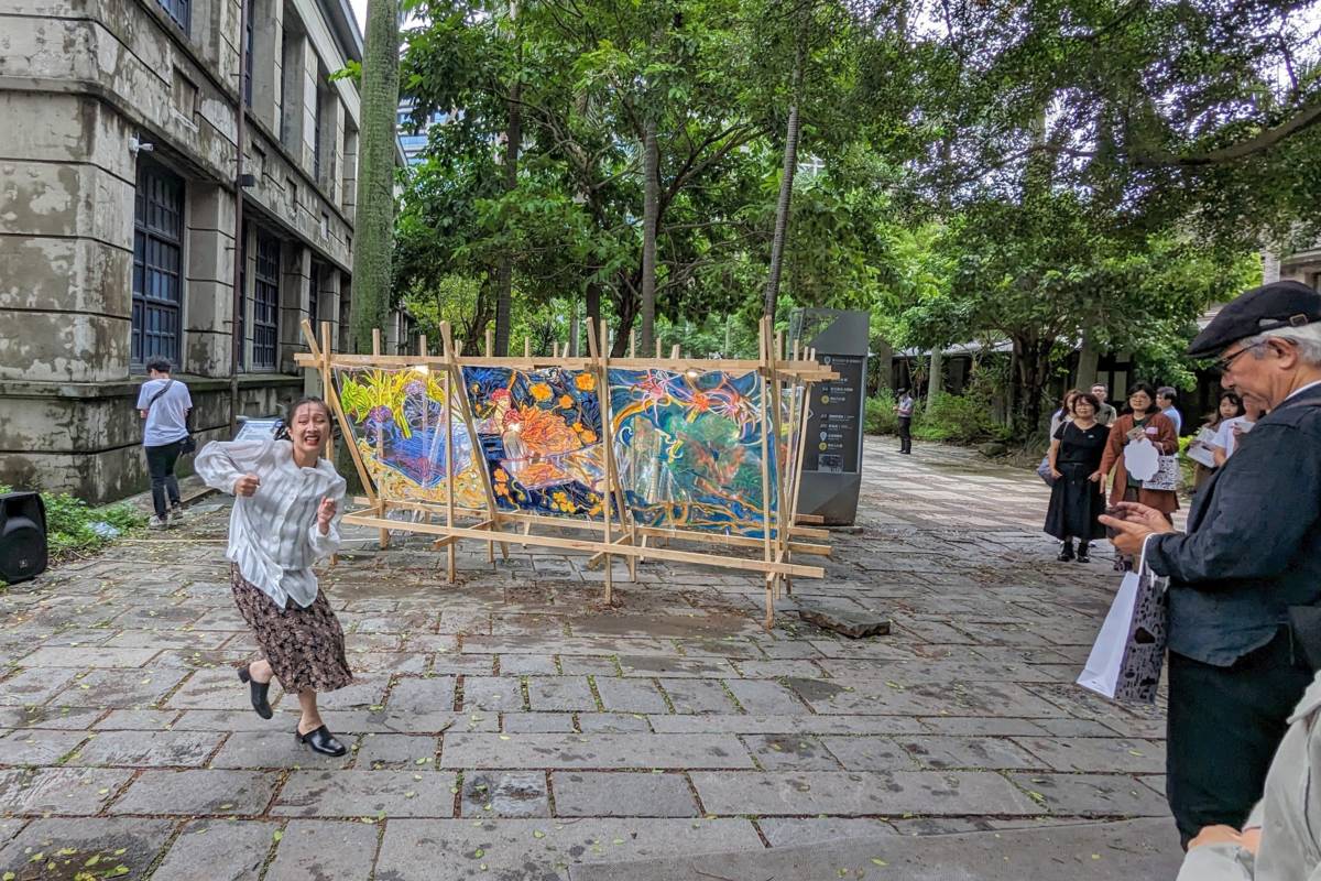 吳柏賢《熠熠翳翳-培養與再生》邀請藝術家以舞蹈模擬過往菸廠員工工作歷程