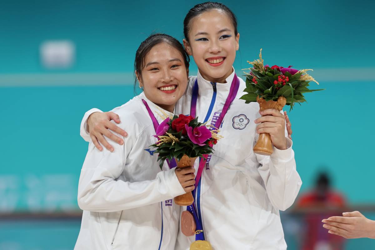 我國選手洪筱晴(左)及張緻如(右)分別在亞運滑輪溜冰花式溜冰女子個人賽中獲得金牌和銅牌