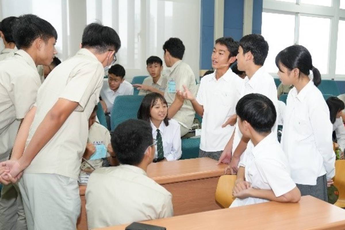 日方學生入班交流，雙方對談熱烈
