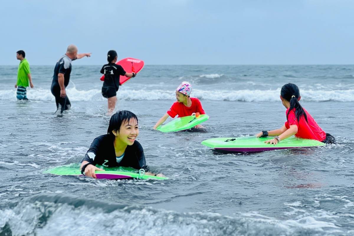 臺北市雨聲國小學生體驗衝浪