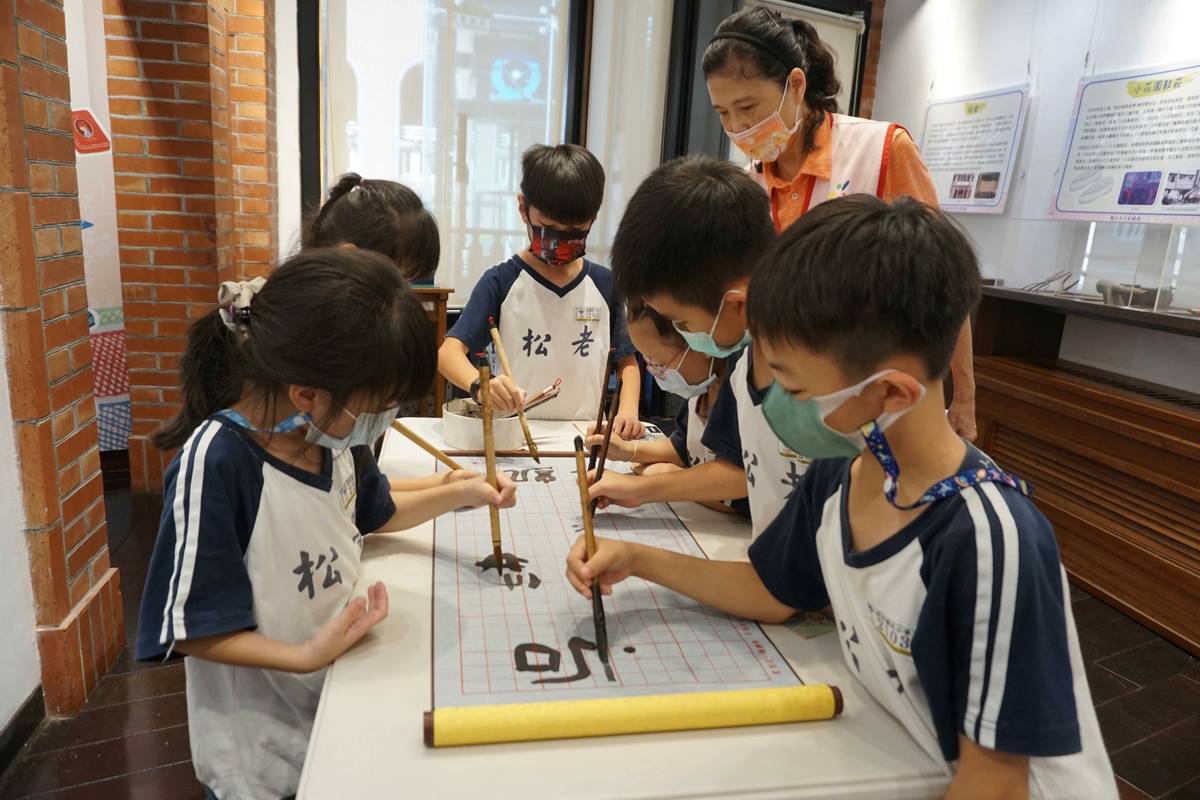 「林三益」帶來最經典的毛筆及練習布，讓小朋友體驗百年製筆工藝