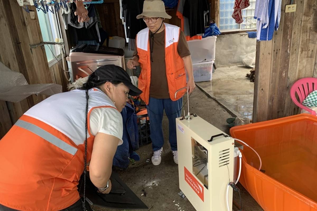 臺灣世界展望會運送1組移動式淨水設備前往蘭嶼當地支援，為居民提供乾淨飲用水。