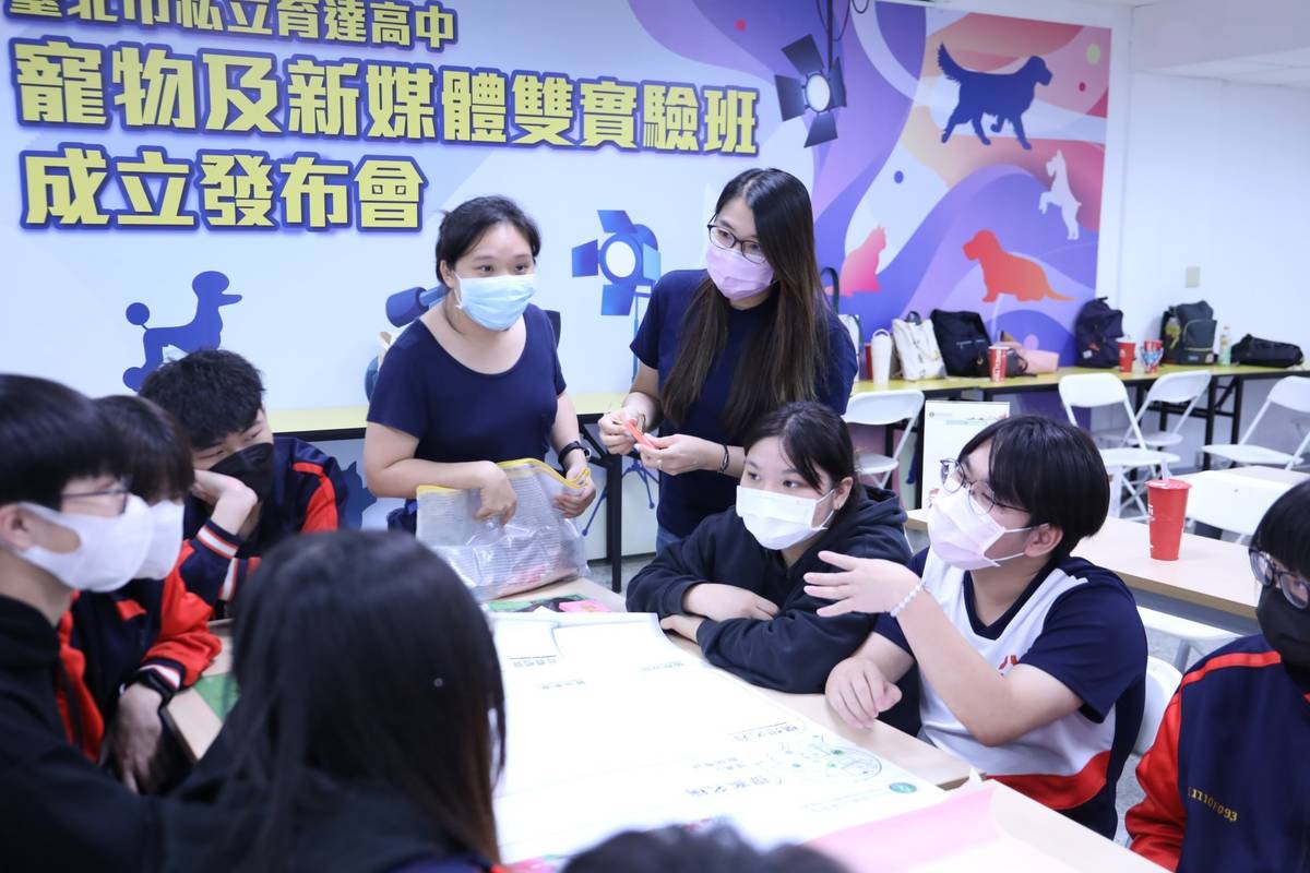 學生分組積極討論發想公共議題