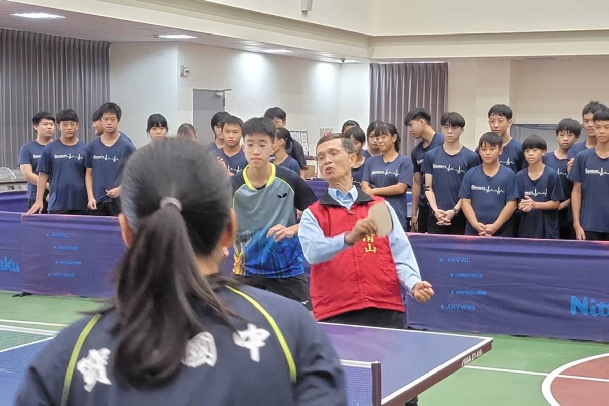 111教育發展協進會理事長吳清山與寶桑國中桌球隊員以球會友。
