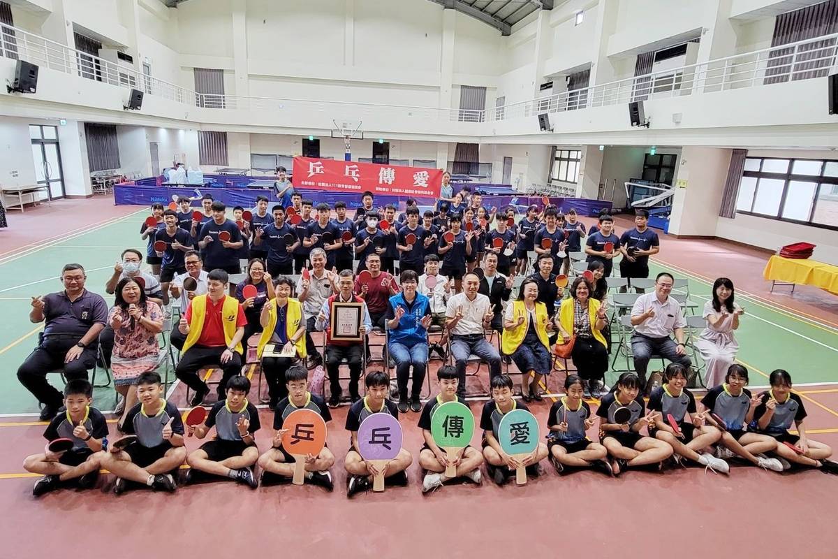111教育發展協進會「乒乓傳愛」捐贈典禮大合影。