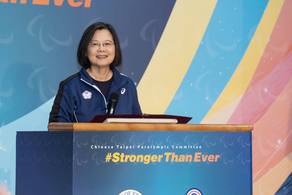 蔡英文總統為第4屆杭州亞帕運代表團授旗，勉勵選手教練爭取佳績(圖片提供:教育部體育署)