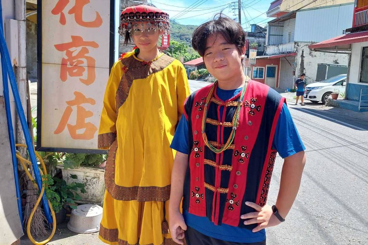 壯遊團隊「勇者無懼國中生」穿著排灣族族服拍照留念