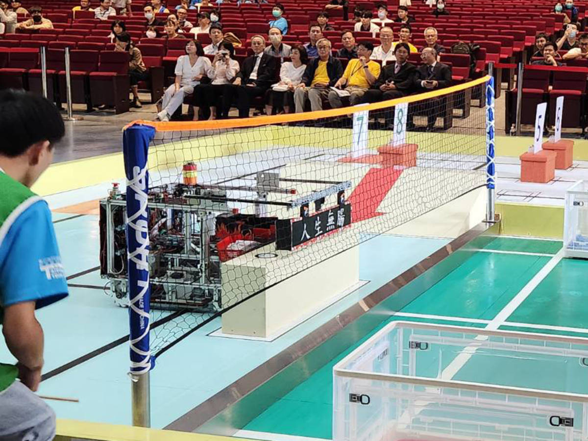 自動組冠軍隊伍「人生無腸」的機器人「大腸包小腸」，正利用機體設計，將題目所需拿取的羽球一掃而空