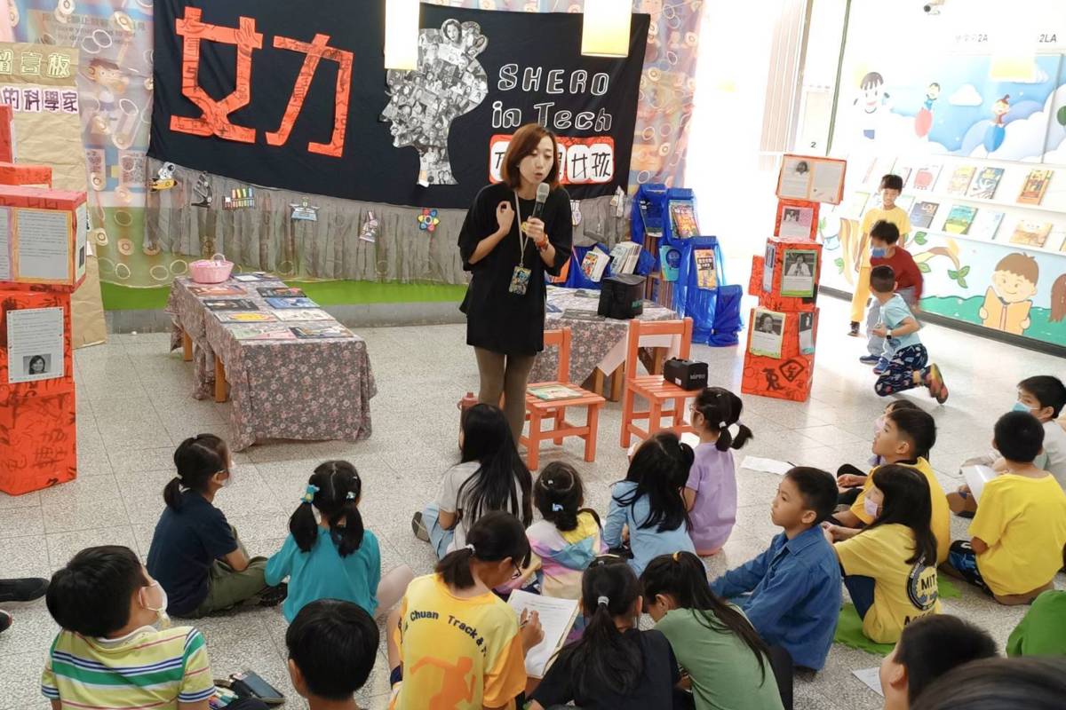 銘傳國小邀請月亮老師來為孩子們講《黑猩猩的好朋友》，認識國際動物學家珍古德女士
