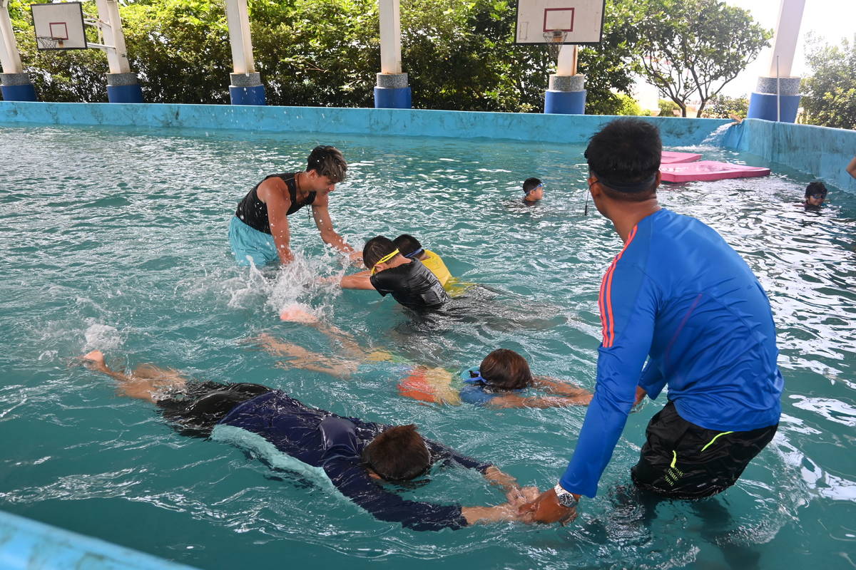 石門國小學生進行岸上移動泳池基礎訓練