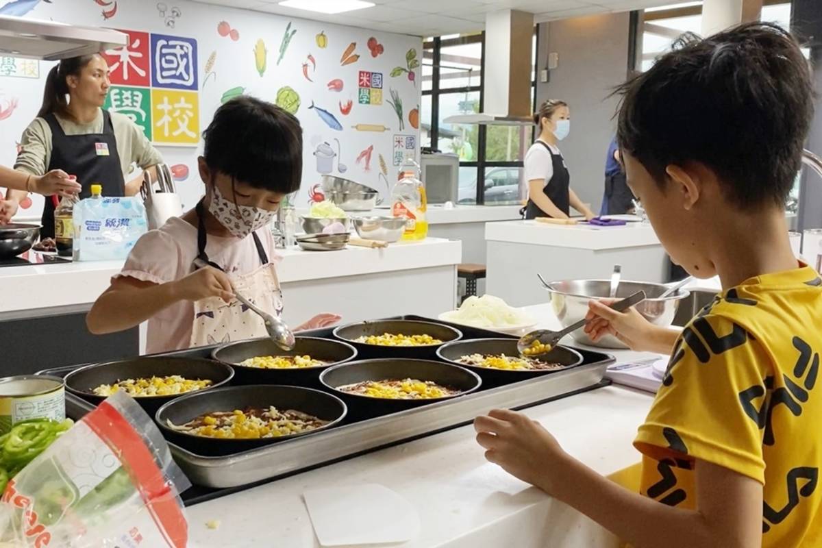 響應世界糧食日，關山鎮農會辦理惜食活動，大人小孩都化身料理達人，從土壤到餐桌，進一步認識農業及食材的重要性。