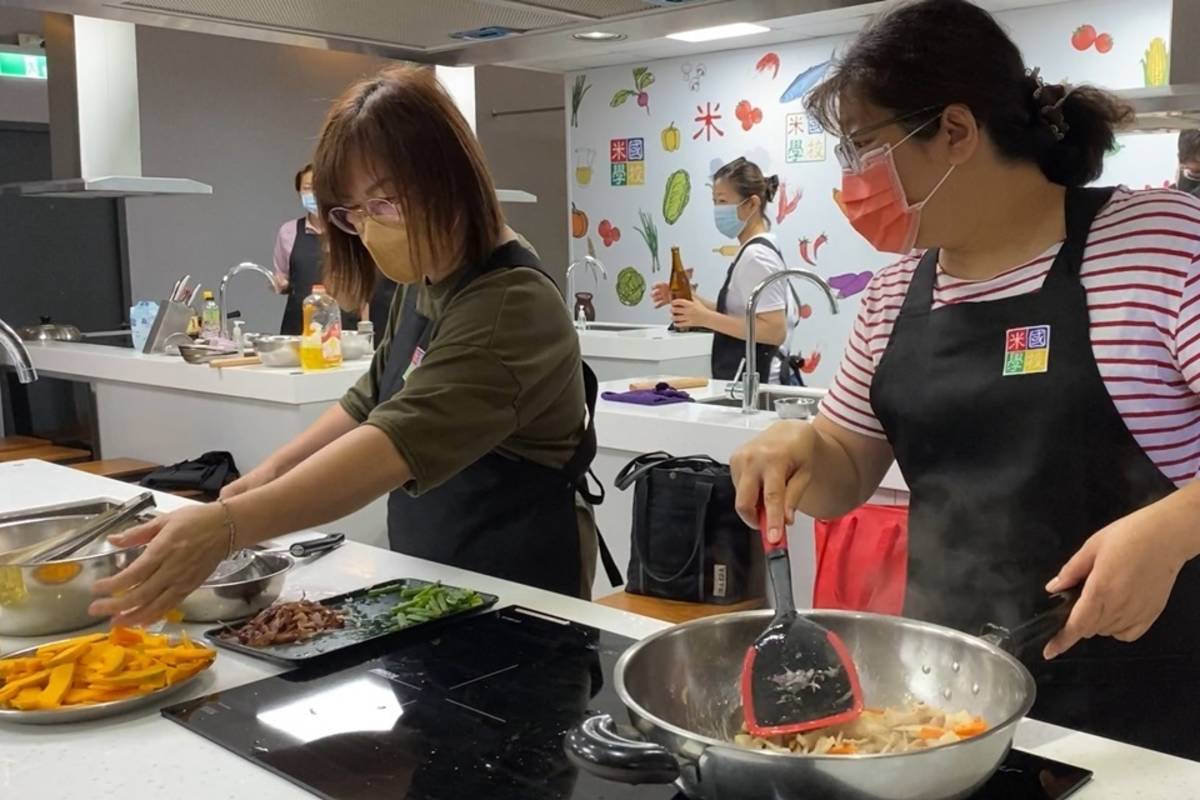 響應世界糧食日，關山鎮農會辦理惜食活動，大人小孩都化身料理達人，從土壤到餐桌，進一步認識農業及食材的重要性。