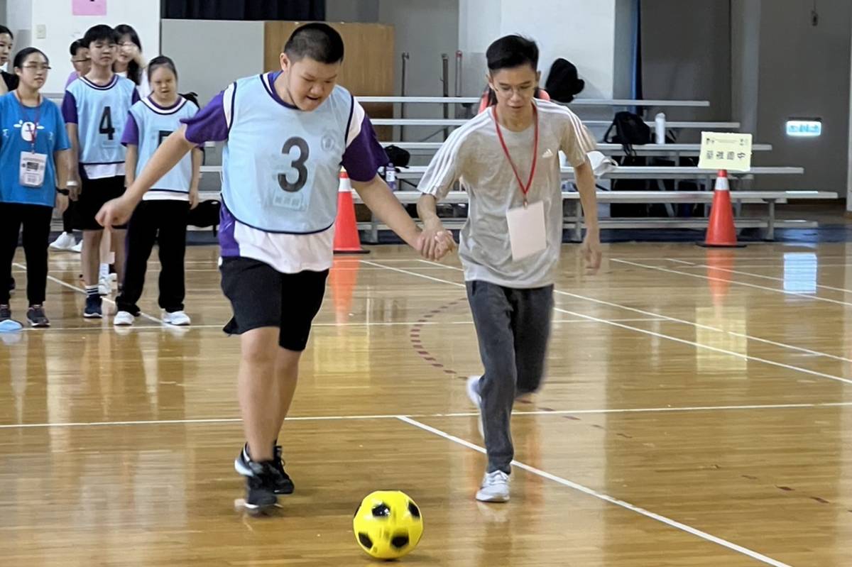 北市4校與日本NPO法人靜岡FID足球聯盟進行交流活動，讓特教生體驗足球
