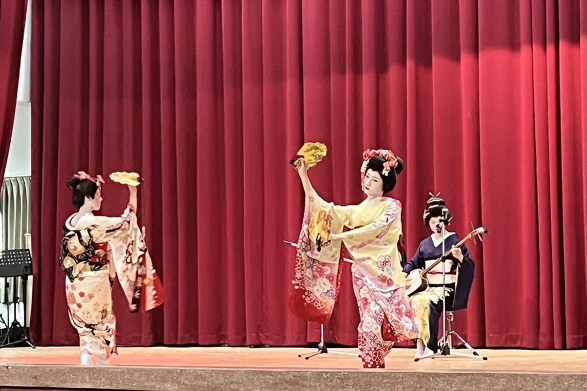 日本酒田「相馬樓」舞娘再訪員林高中演出(圖片來源：員林高中提供)