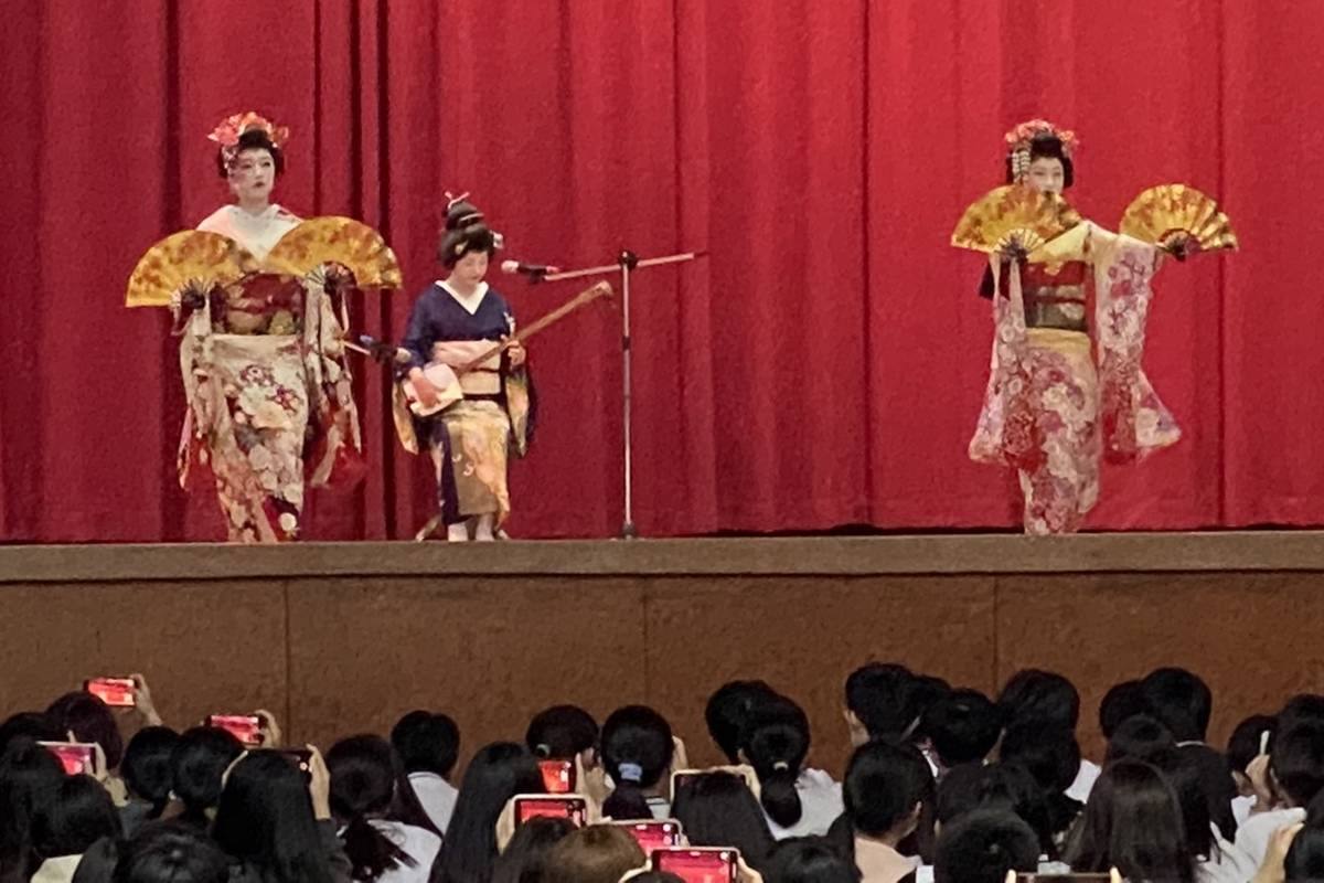 相馬樓舞娘的演出讓員林高中學生能近距離感受湊町文化(圖片來源：員林高中提供)