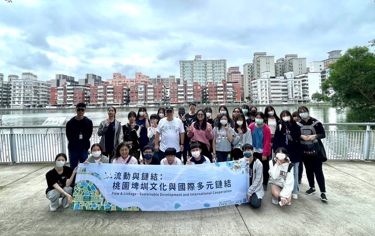 中原大學與內壢高中師生踏查桃園臺地千萬埤塘家園。(中原大學提供)